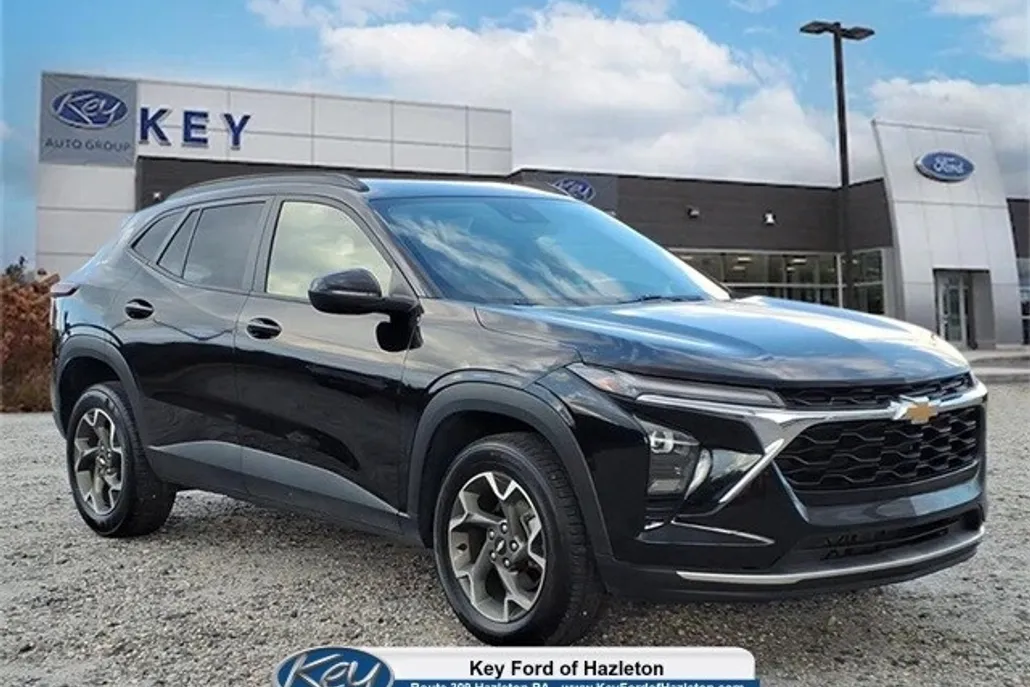 2024 Chevrolet Trax LT photo 1