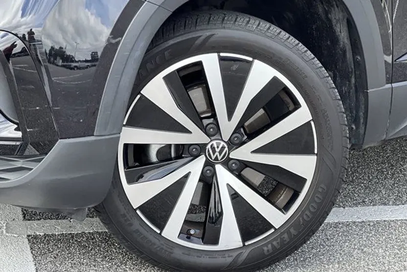 2023 Volkswagen Taos SE photo 1