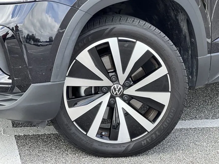 2023 Volkswagen Taos SE photo 1
