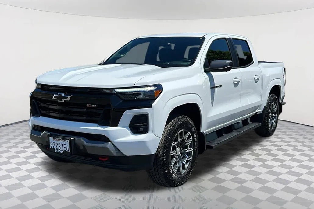 2025 Chevrolet Colorado Z71 photo 1