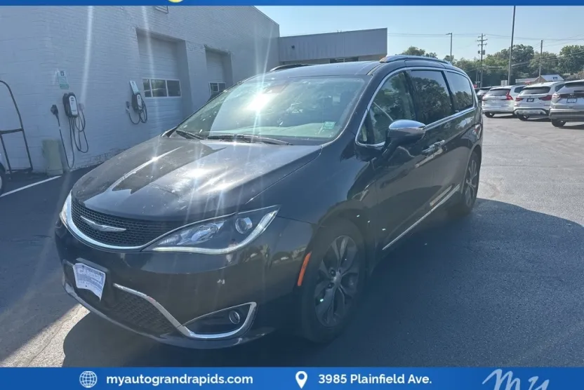 2018 Chrysler Pacifica Limited photo 1