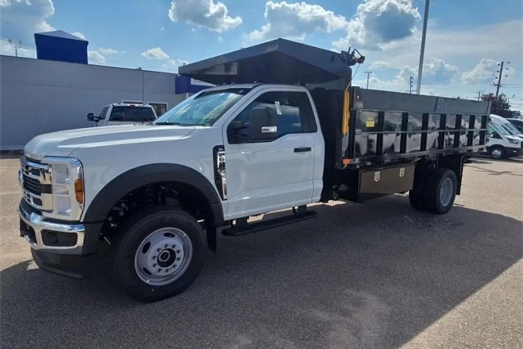 2025 Ford F-600 photo 1