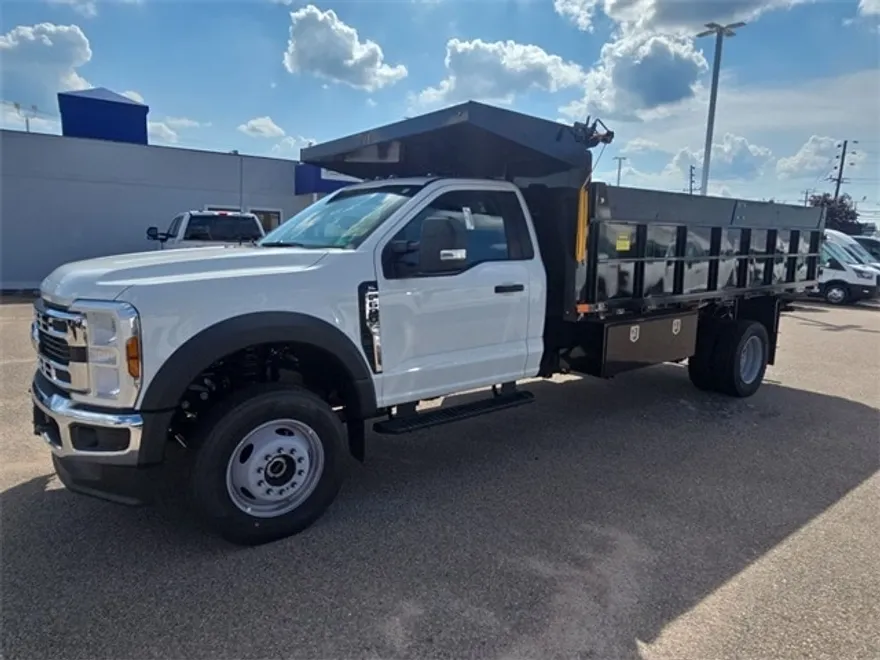 2025 Ford F-600 photo 1