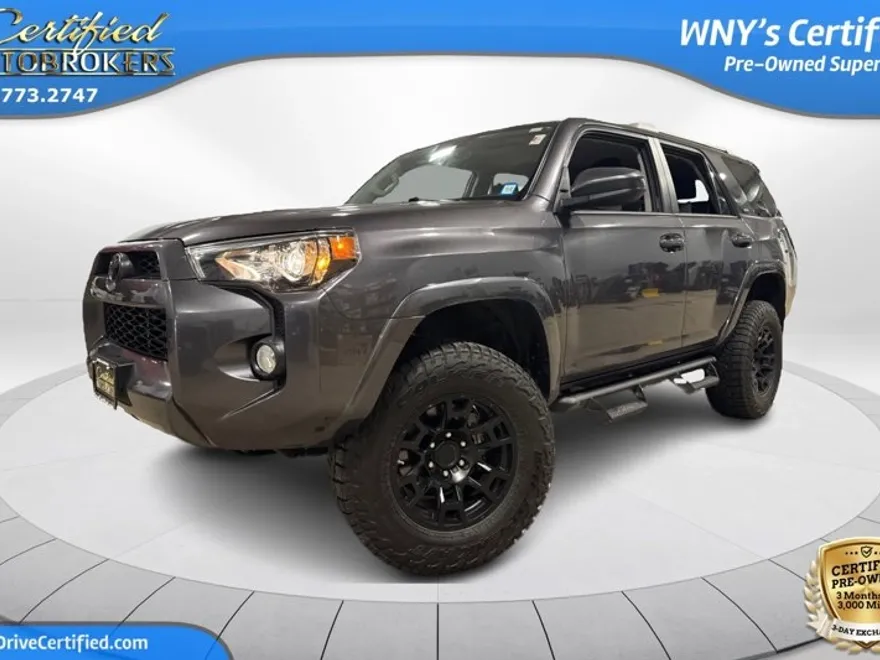 2019 Toyota Highlander LE photo 1