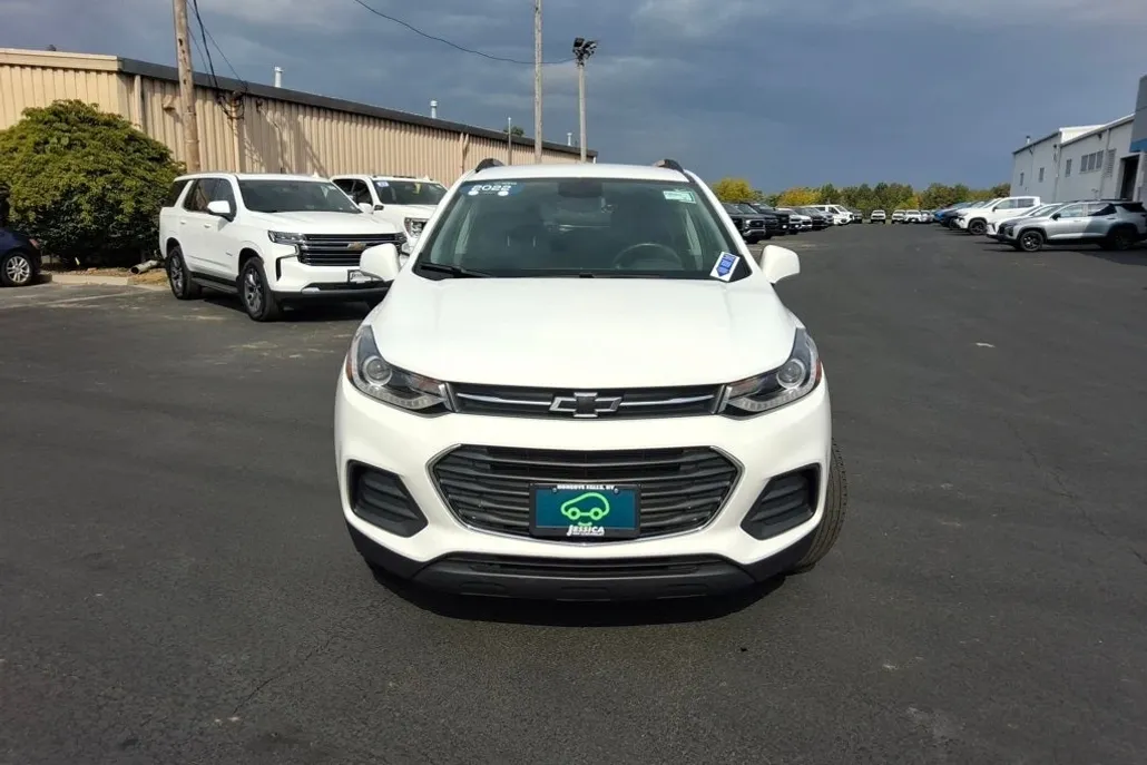 2022 Chevrolet Trax LT photo 1