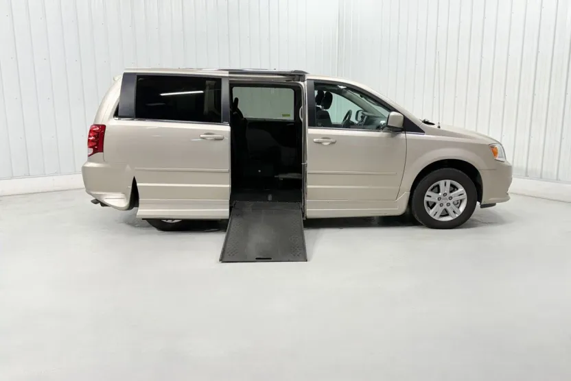 2013 Dodge Grand Caravan Crew photo 1