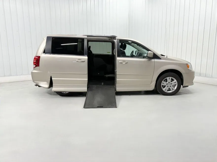 2013 Dodge Grand Caravan Crew photo 1