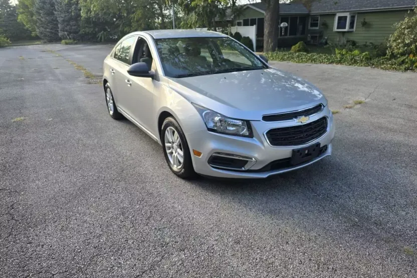 2015 Chevrolet Cruze LS photo 1
