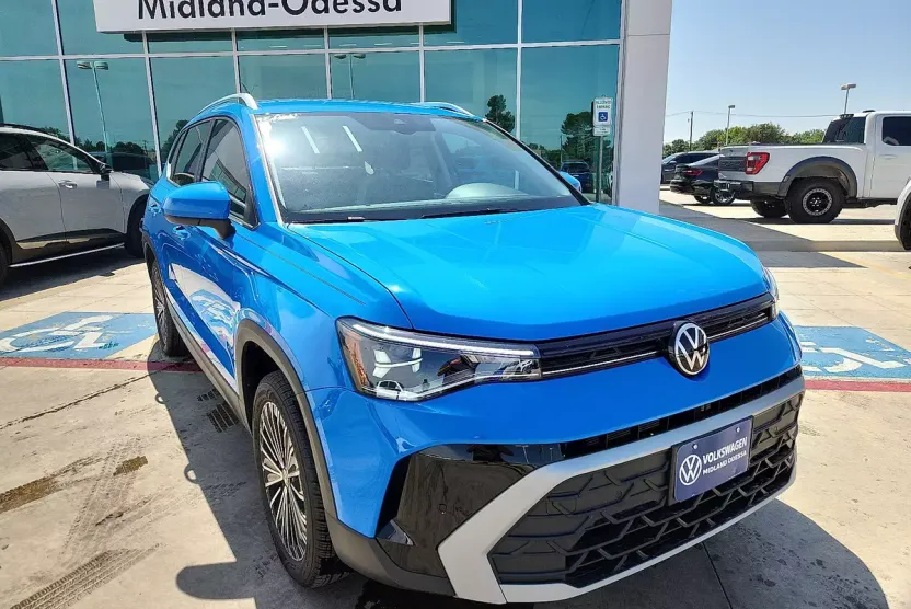 2025 Volkswagen Taos SE photo 1