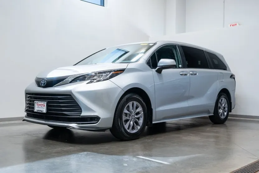 2023 Toyota Sienna LE photo 1
