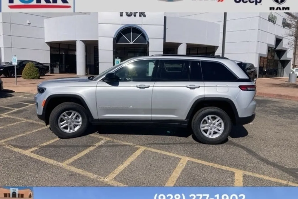 2025 Jeep Grand Cherokee Laredo photo 1