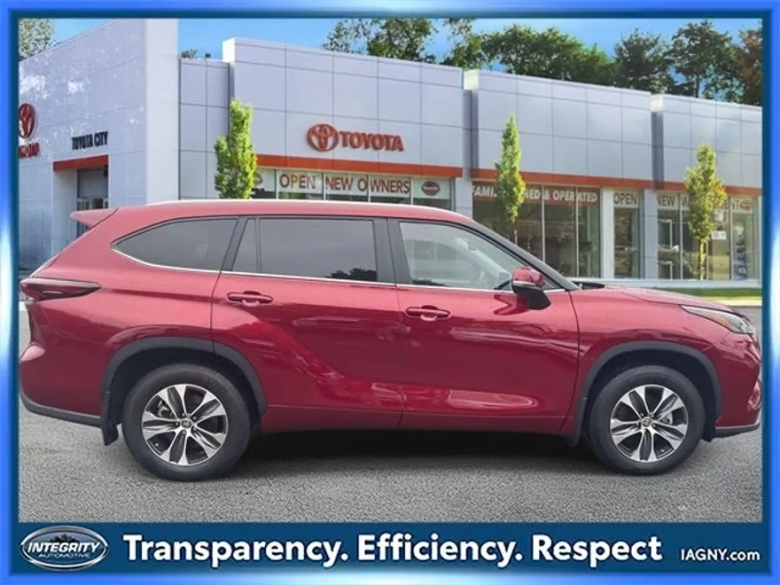 2024 Toyota Highlander XLE photo 1
