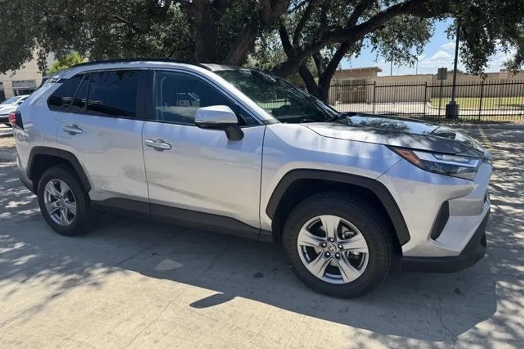 2022 Toyota RAV4 Hybrid XLE photo 1