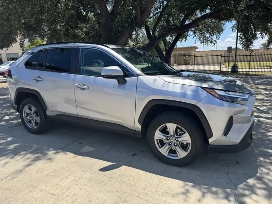2022 Toyota RAV4 Hybrid XLE photo 1
