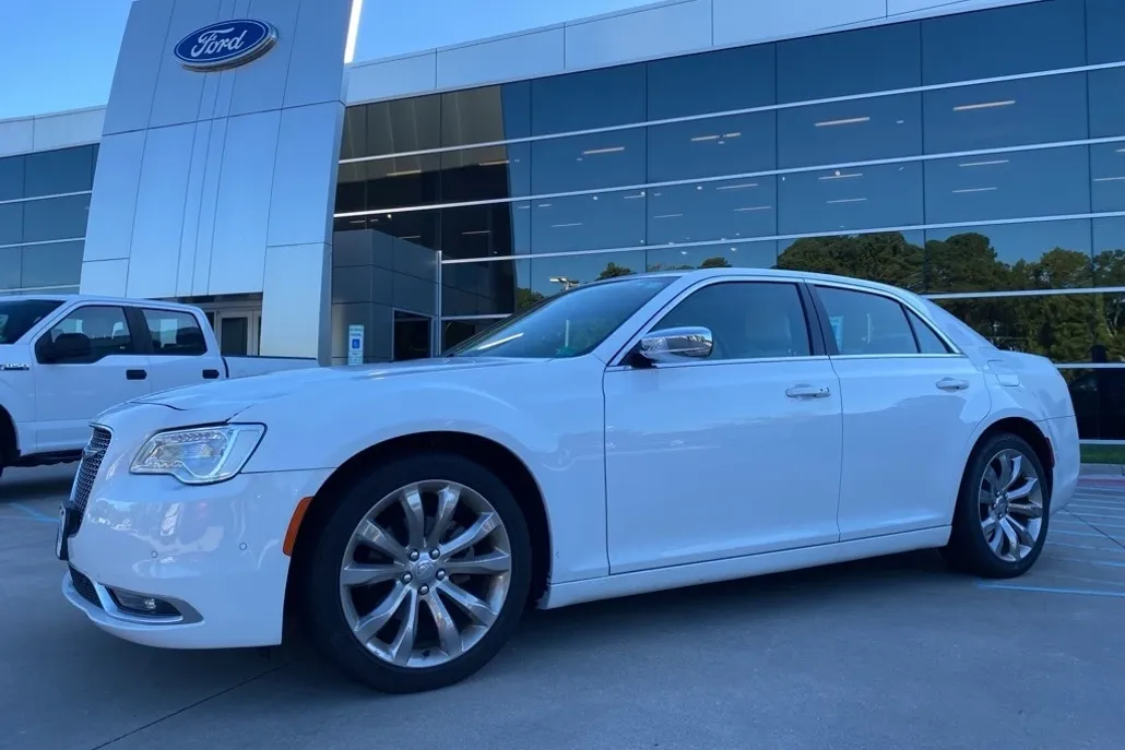 2021 Chrysler 300 Touring L photo 1