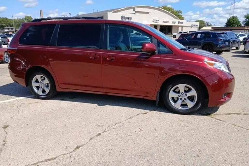 2017 Toyota Sienna L photo 1