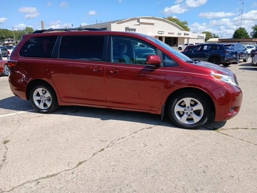 2017 Toyota Sienna L photo 1