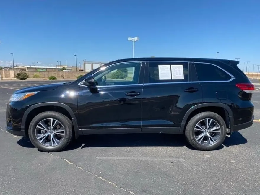 2019 Toyota Highlander LE photo 1