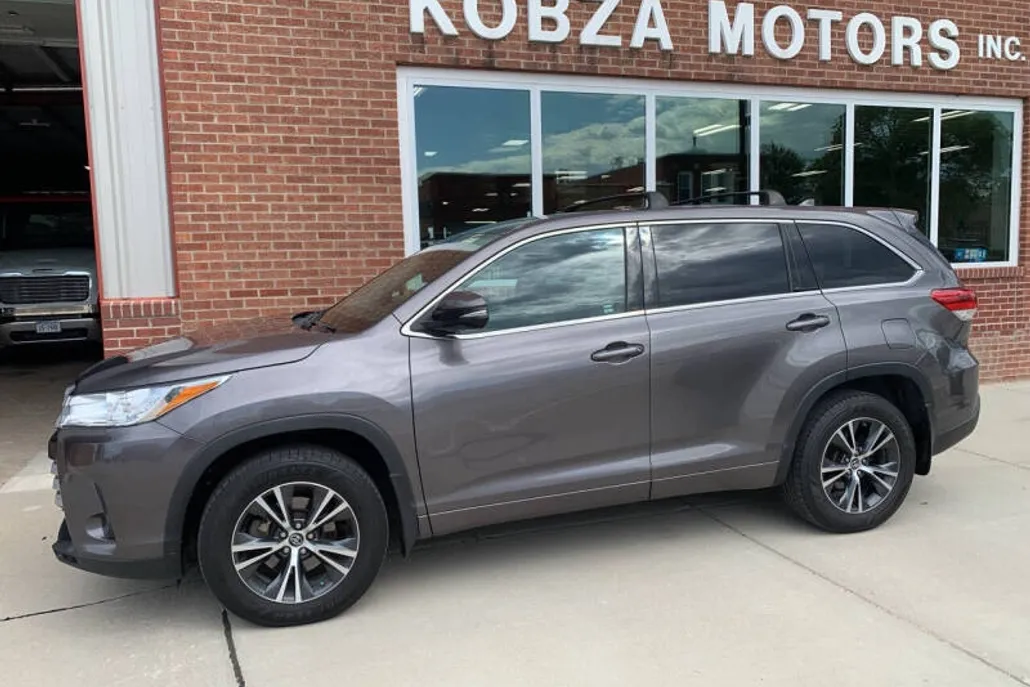 2017 Toyota Highlander LE Plus photo 1