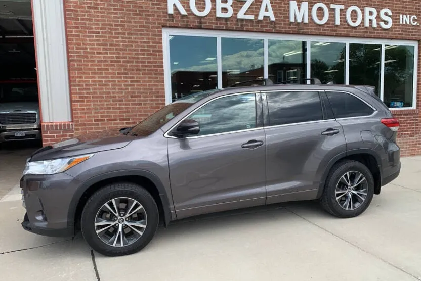 2017 Toyota Highlander LE Plus photo 1