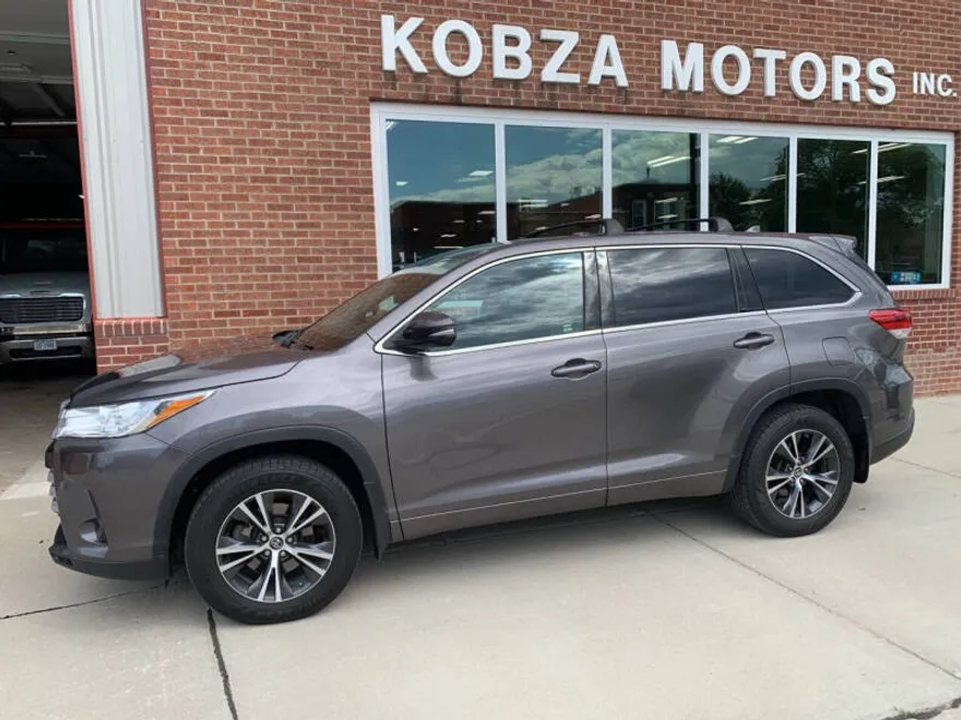 2017 Toyota Highlander LE Plus photo 1