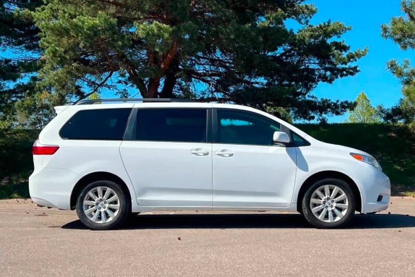 2015 Toyota Sienna LE photo 1