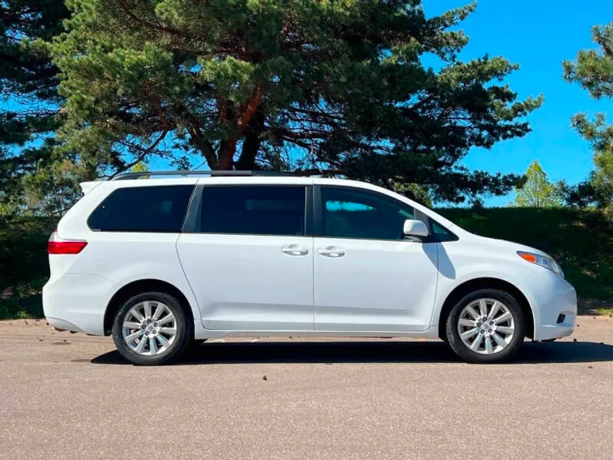 2015 Toyota Sienna LE photo 1