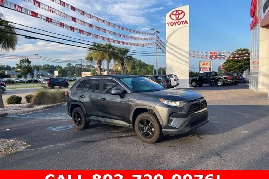 2021 Toyota RAV4 XLE photo 1