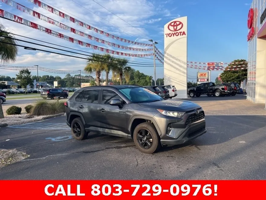 2021 Toyota RAV4 XLE photo 1