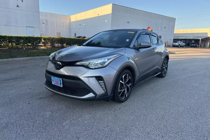 2020 Toyota C-HR XLE photo 1