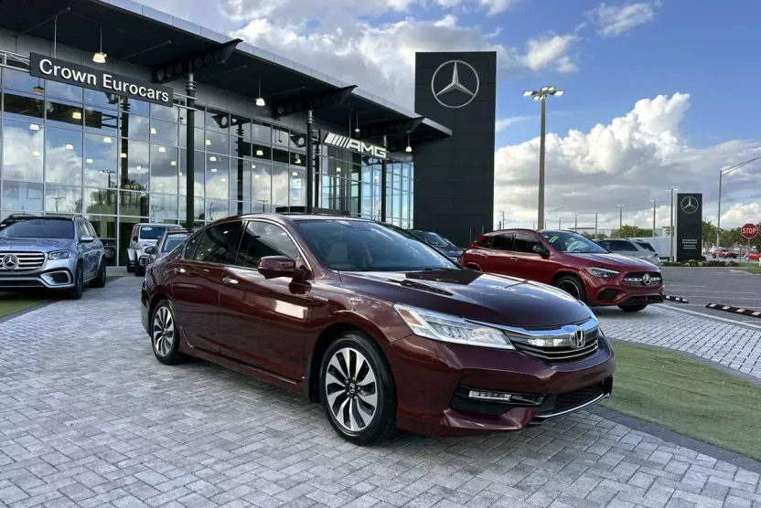 2017 Honda Accord Hybrid Touring photo 1