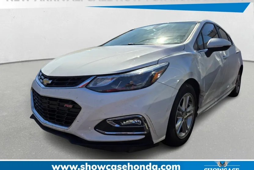 2018 Chevrolet Cruze LT photo 1