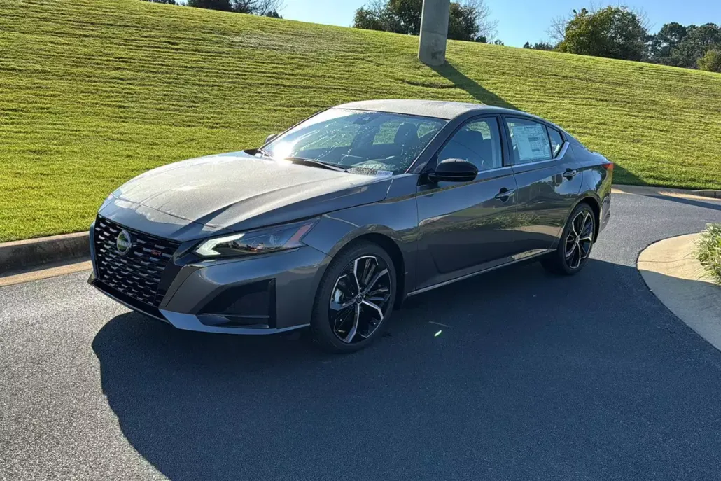 2025 Nissan Altima SR photo 1