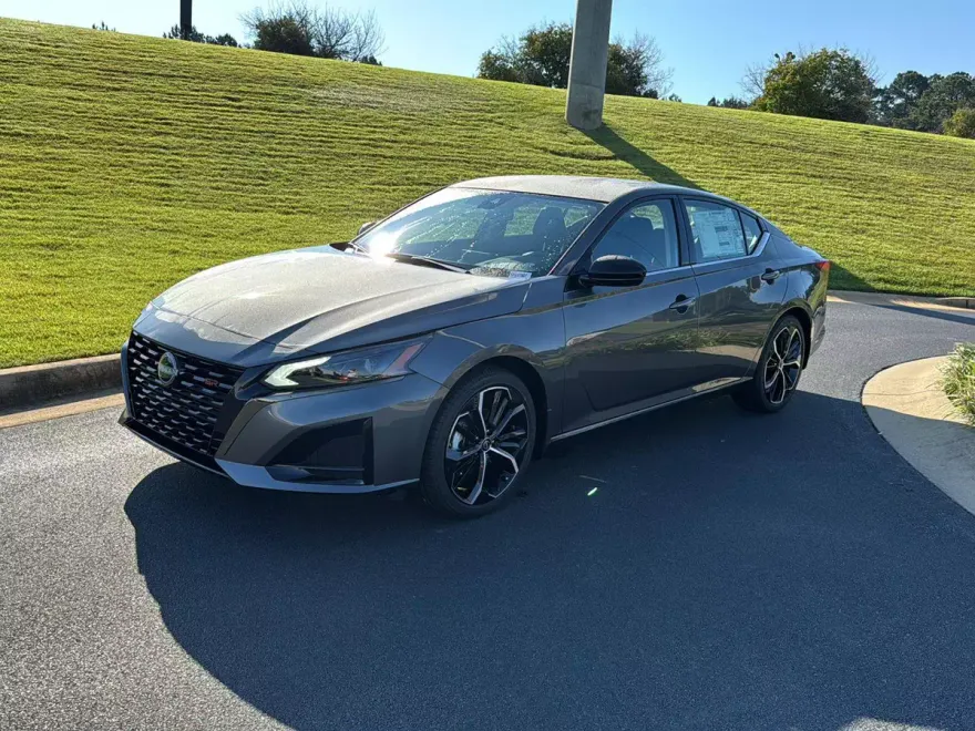 2025 Nissan Altima SR photo 1