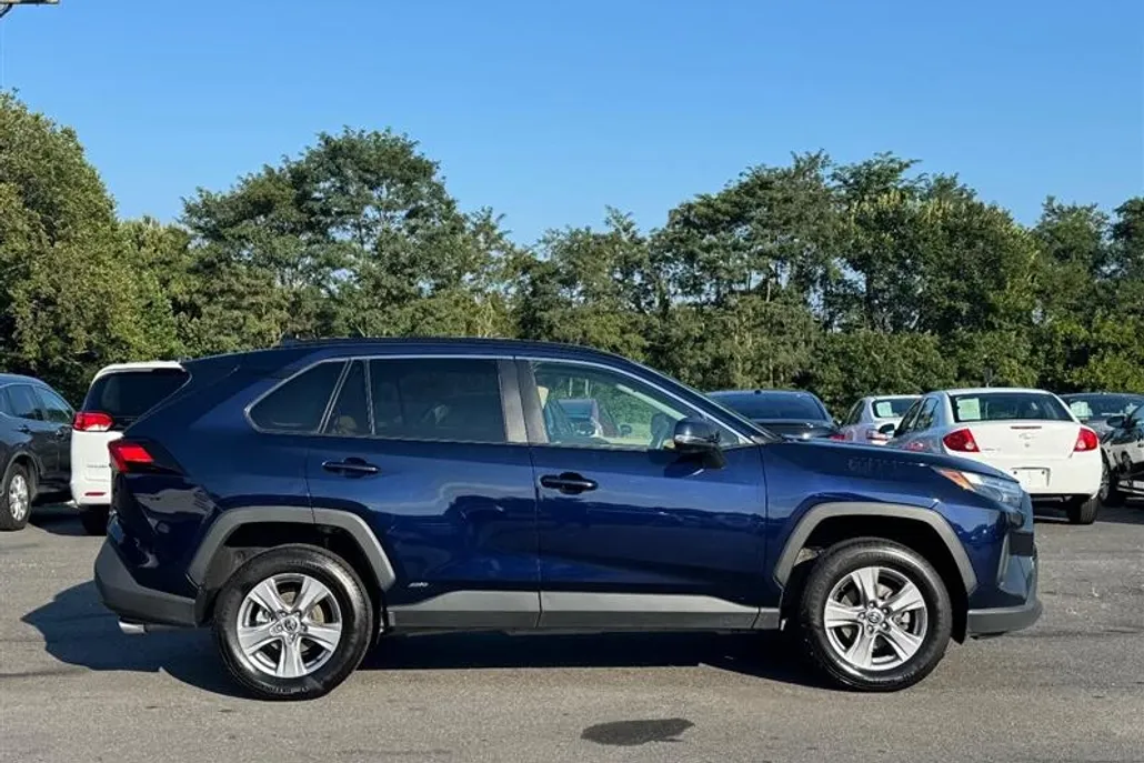 2022 Toyota RAV4 Hybrid XLE photo 1