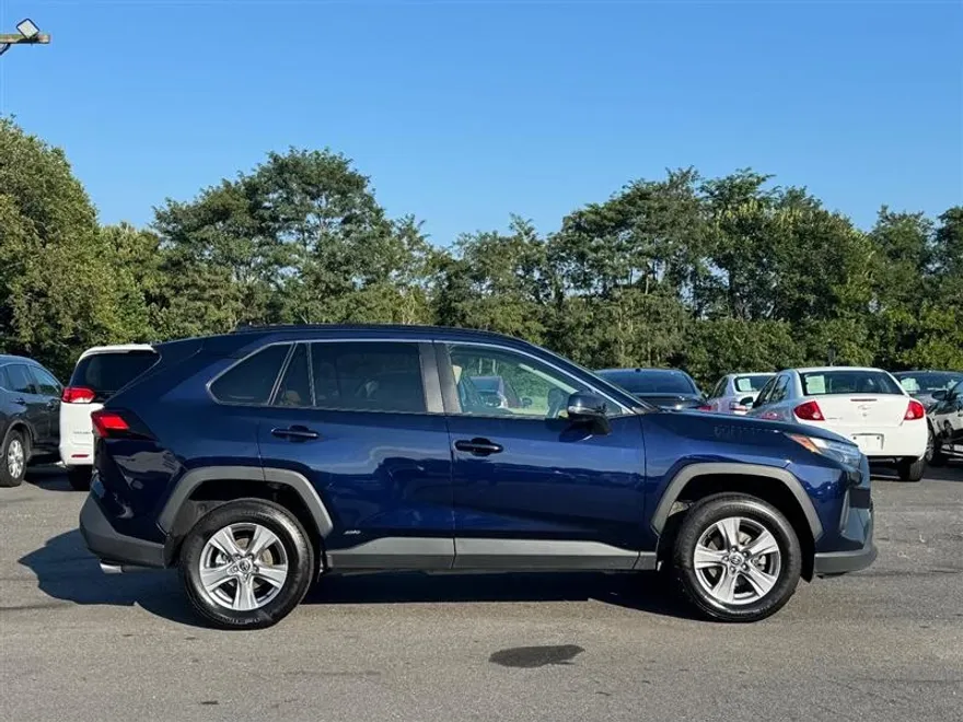 2022 Toyota RAV4 Hybrid XLE photo 1