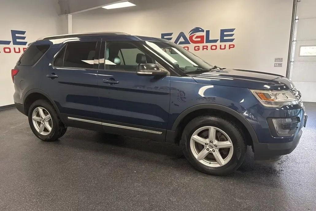 2016 Ford Explorer XLT photo 1