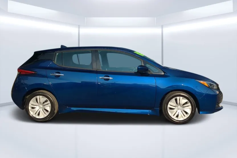2023 Nissan Leaf S photo 1