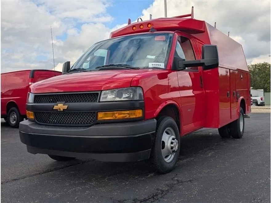 2025 Chevrolet Express Cutaway 3500 photo 1