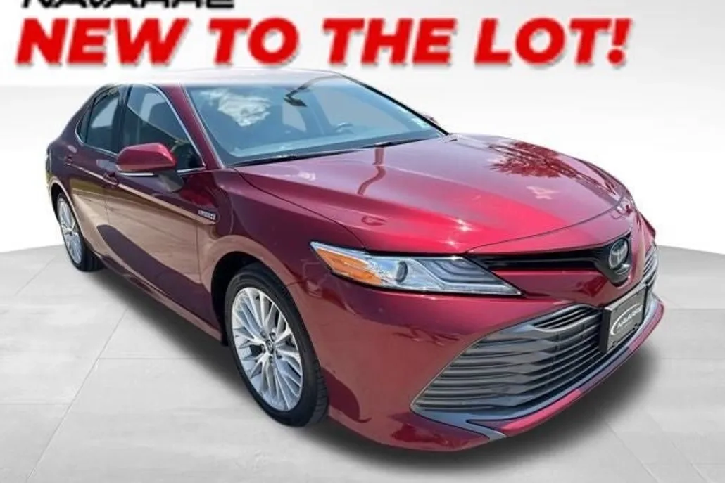 2020 Toyota Camry XLE Hybrid photo 1
