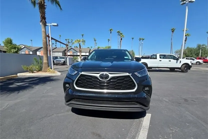 2024 Toyota Highlander LE photo 1