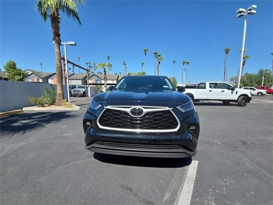 2024 Toyota Highlander LE photo 1
