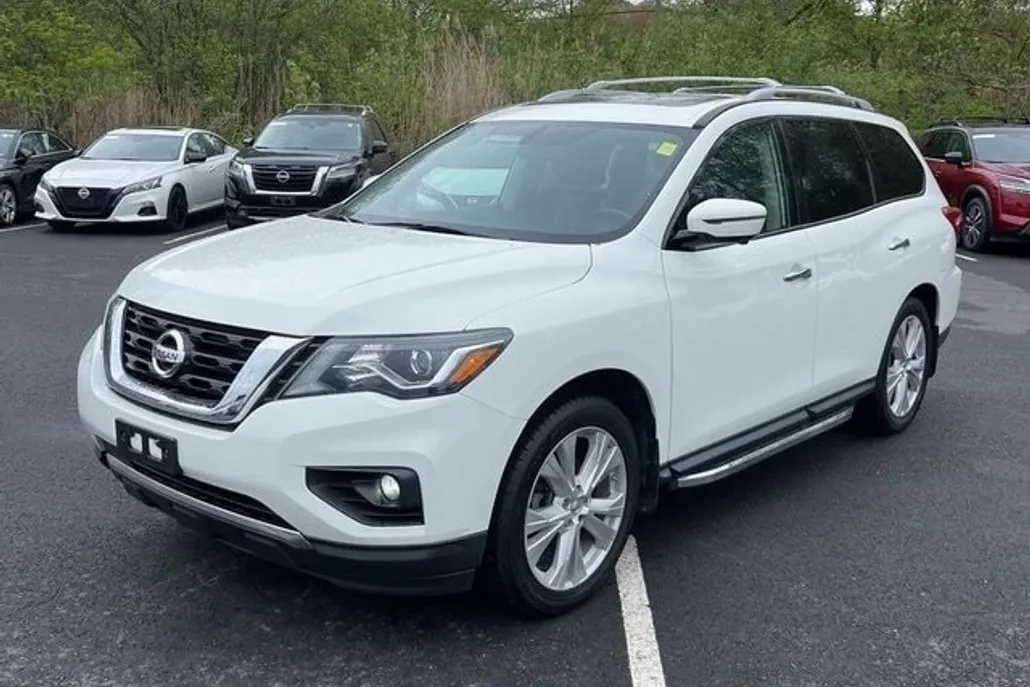 2018 Nissan Pathfinder SL photo 1