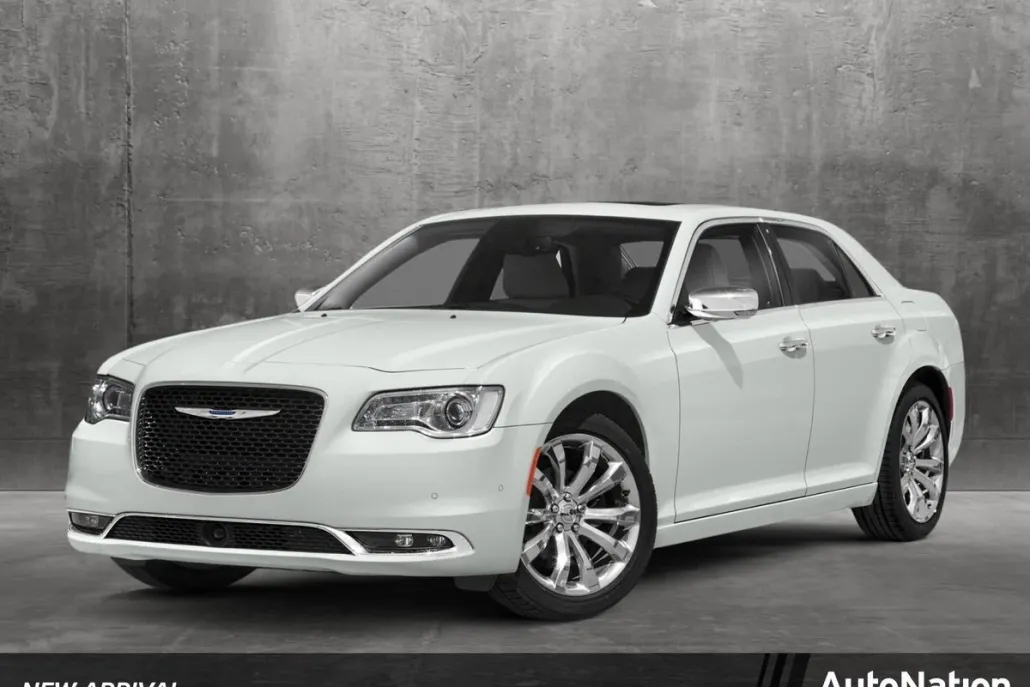 2018 Chrysler 300 Touring L photo 1