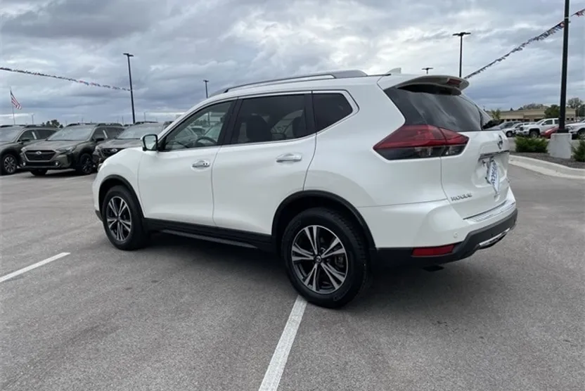2019 Nissan Rogue SV photo 1