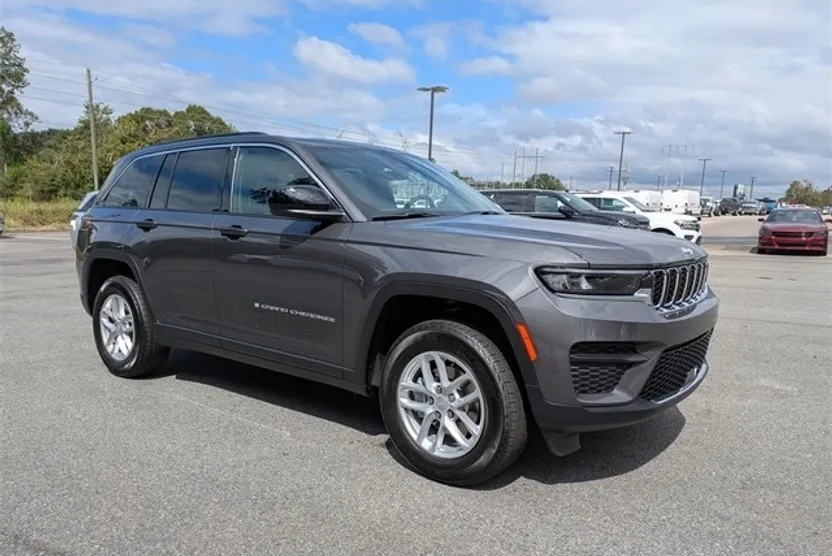2025 Jeep Grand Cherokee Laredo photo 1