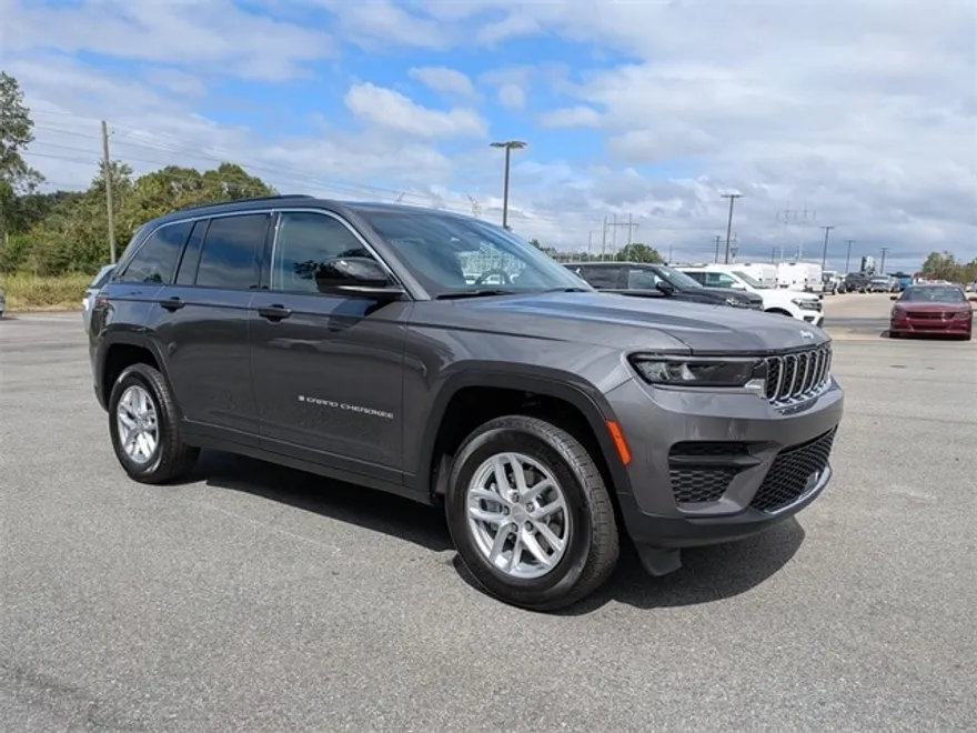2025 Jeep Grand Cherokee Laredo photo 1