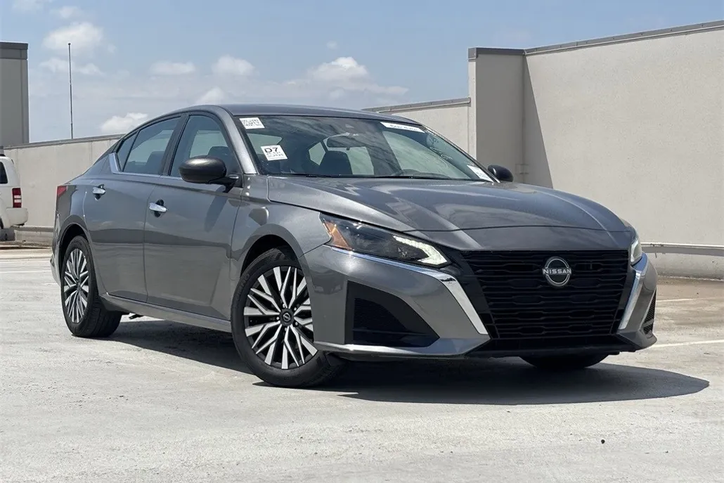 2025 Nissan Altima 2.5 SV photo 1