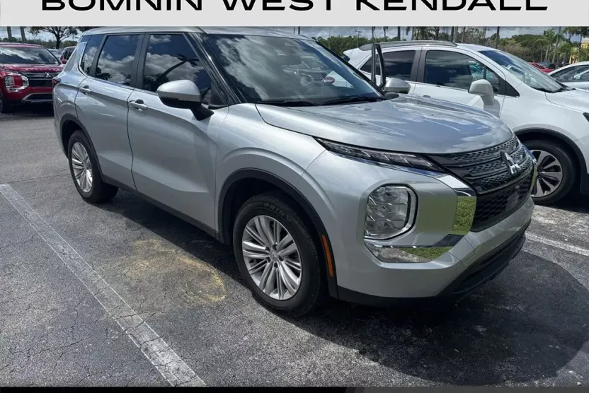 2024 Mitsubishi Outlander ES photo 1