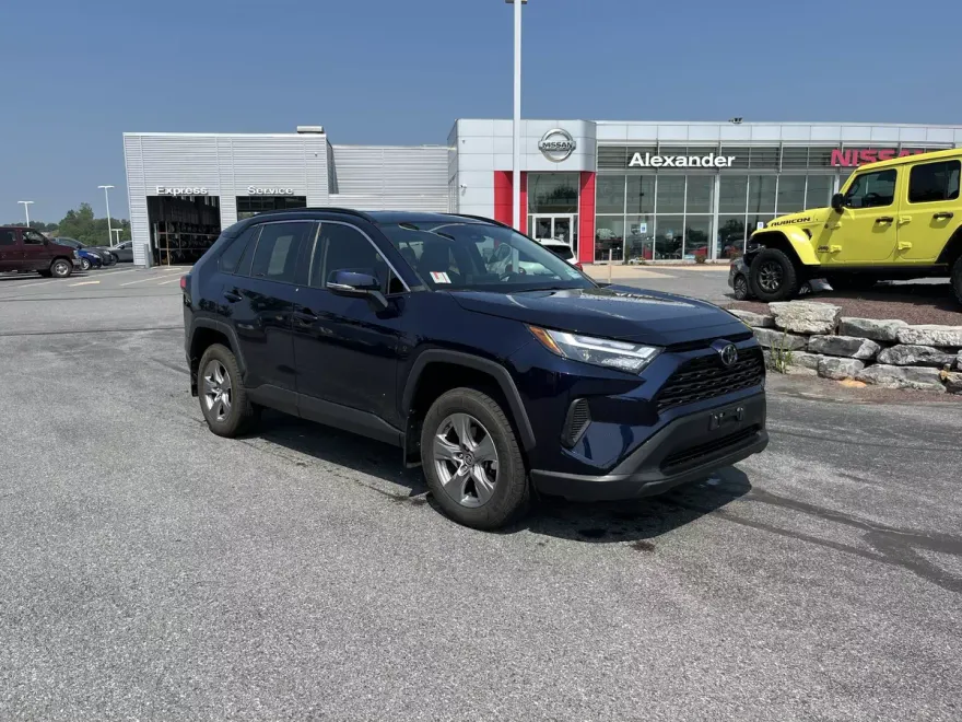2023 Toyota RAV4 XLE photo 1